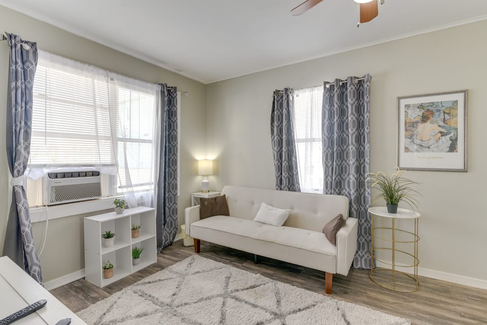 ~ 1 Mi to the Strand! Couples Retreat in Galveston Apartment in Galveston Island