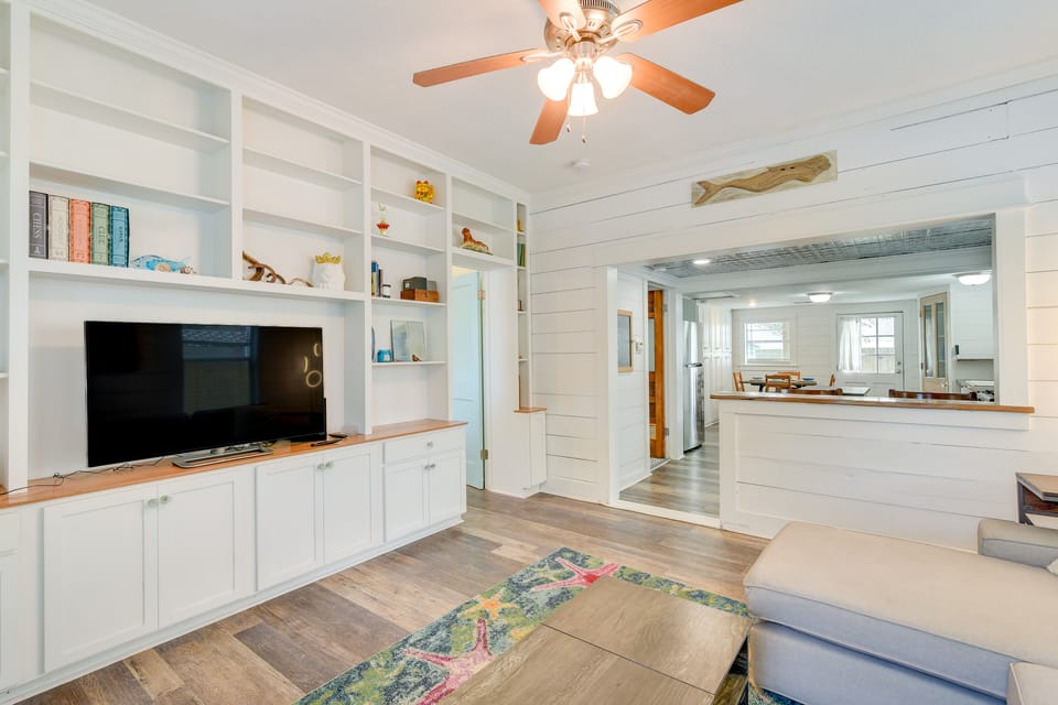 1 Mi to Shore! Galveston Stay w/ Pet-Friendly Yard House in Galveston Island
