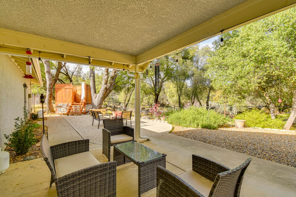 Private Lake, Hot Tub & EV Charger: Mariposa Home! Cottage in Bootjack