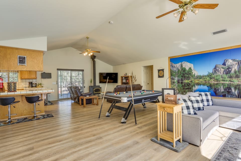 Private Lake, Hot Tub & EV Charger: Mariposa Home! Cottage in Bootjack