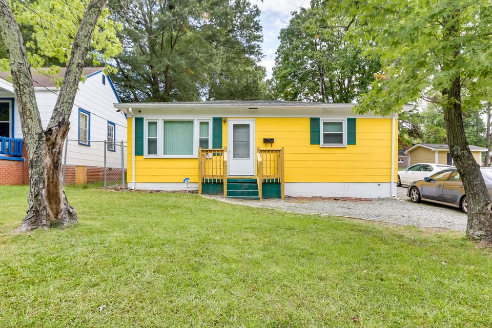 3 Mi to Dtwn Greensboro! Cozy Cottage w/ Deck Cottage in Greensboro