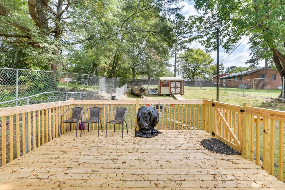 3 Mi to Dtwn Greensboro! Cozy Cottage w/ Deck Cottage in Greensboro