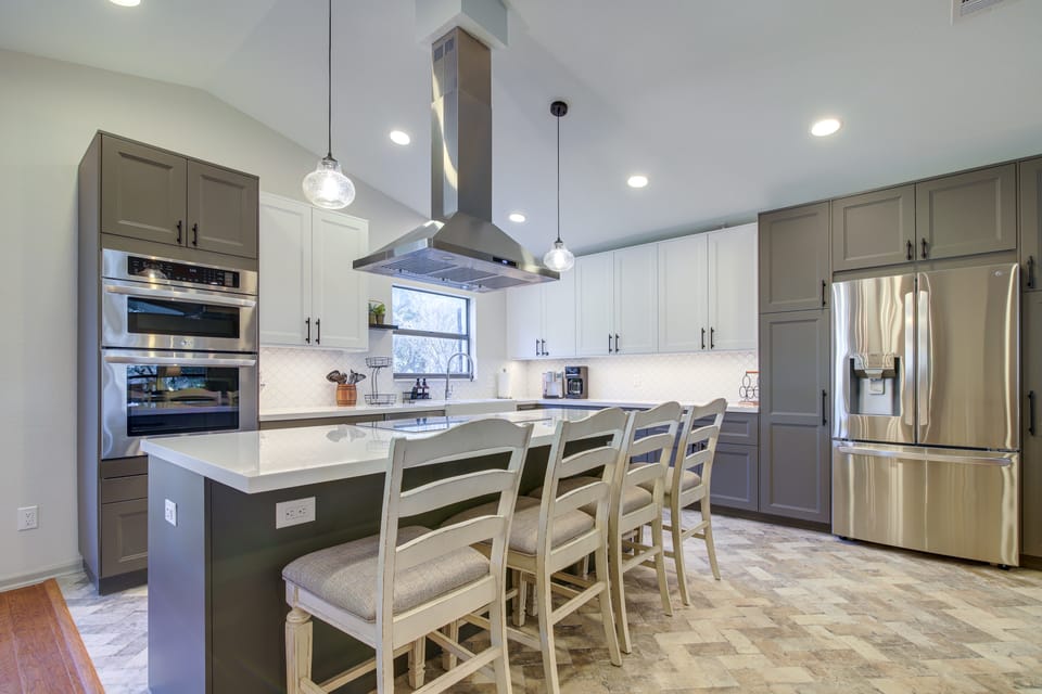 Lake Travis Home w/ Dock & Game Room! Group Escape House in Lago Vista