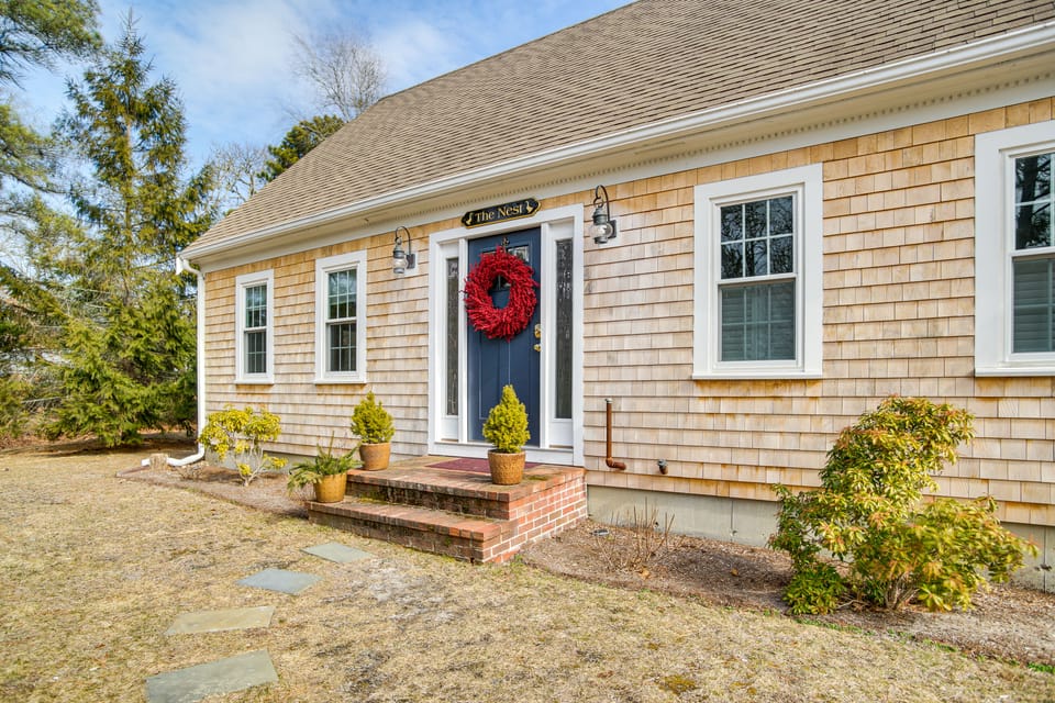 1 Mi to Sand! Mid-Cape Chatham w/ Furnished Deck House in Harwich
