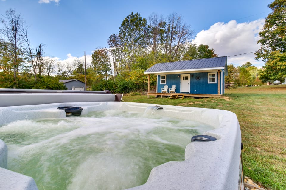 Hillsboro Hideaway w/ Private Hot Tub & Bunkhouse! House in Ohio