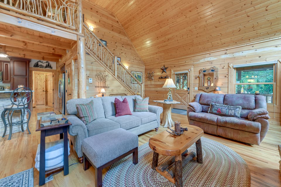 Creekside Maggie Valley Cabin: 2 Mi to Skiing! House in Maggie Valley