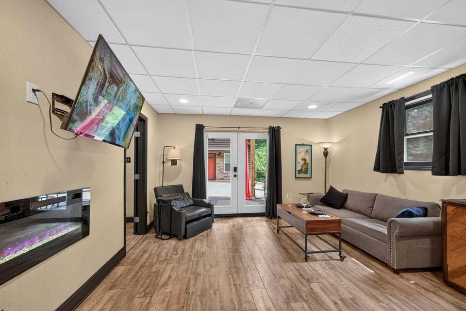 Cozy, Pet-Friendly Retreat in Hickory w/ Fire Pit! House in Hickory