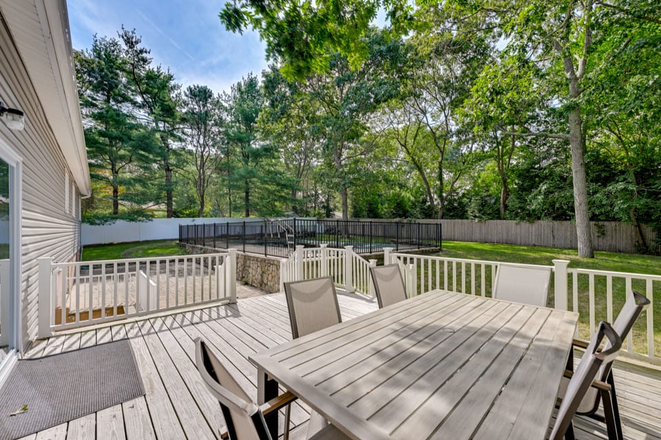 Hampton Bays Retreat: Walk to Squires Beach! House in East Quogue