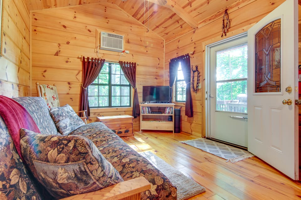 Hendersonville Creekside Cabin: Near DuPont Forest House in Tennessee