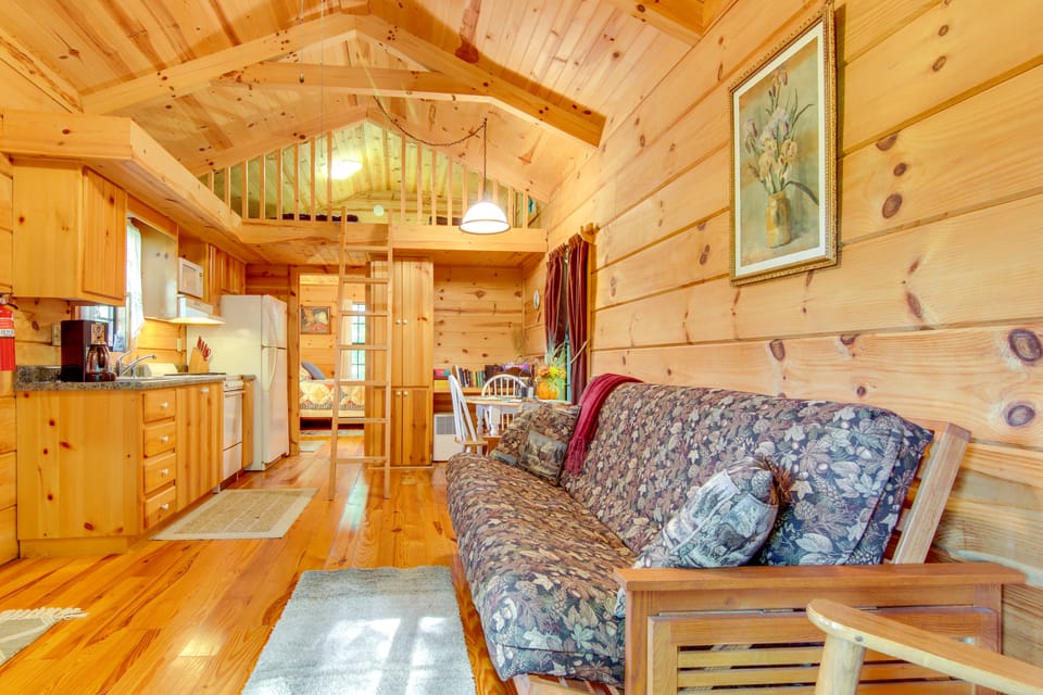Hendersonville Creekside Cabin: Near DuPont Forest House in Tennessee