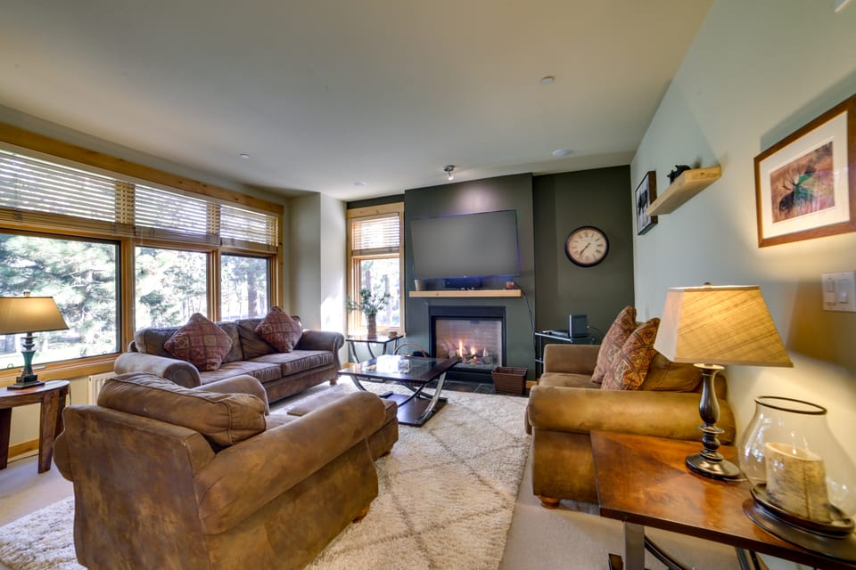 Mammoth Lakes Condo w/ Fireplace: Near Skiing! Apartment in Mammoth Lakes