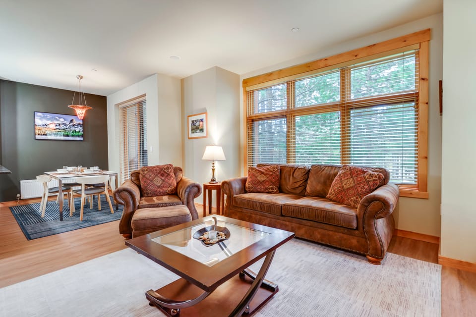 Mammoth Lakes Condo w/ Fireplace: Near Skiing! Apartment in Mammoth Lakes