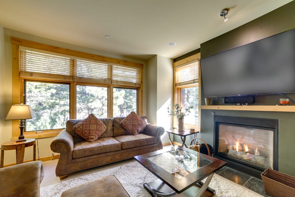 Mammoth Lakes Condo w/ Fireplace: Near Skiing! Apartment in Mammoth Lakes