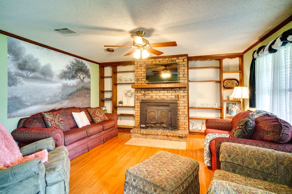 Patio & Grill! Charming 'Lake Charles Landing Pad' House in Louisiana