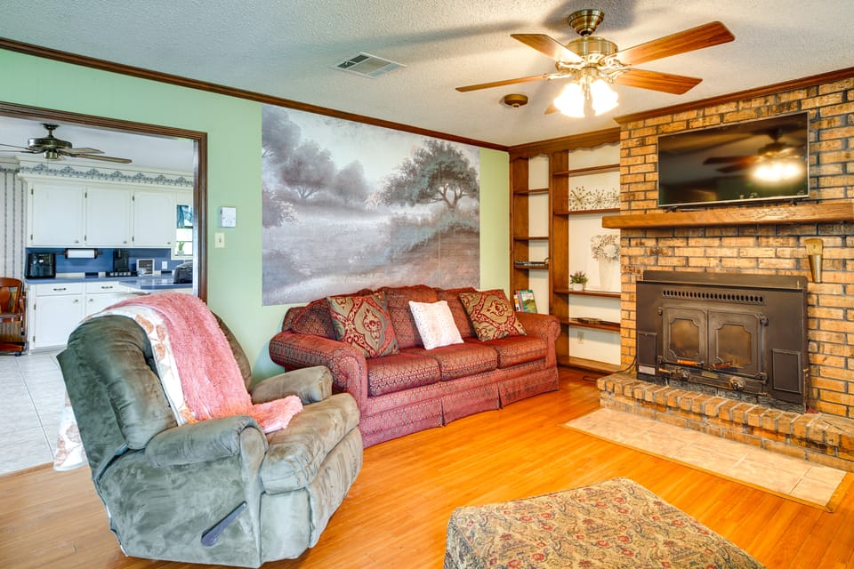 Patio & Grill! Charming 'Lake Charles Landing Pad' House in Louisiana