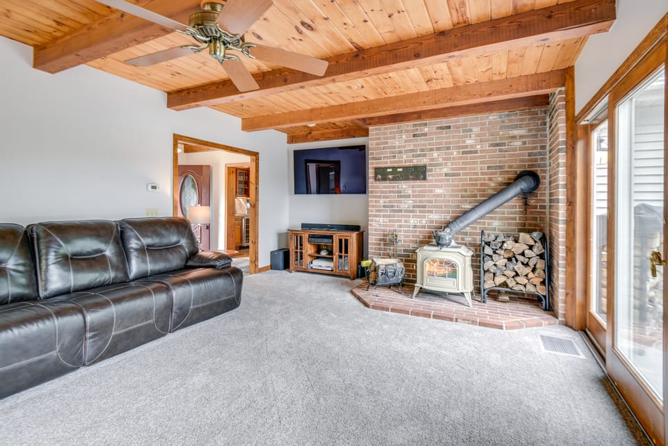 Milton Hidden Gem w/ Pool, Hot Tub & Fireplace! House in Acton