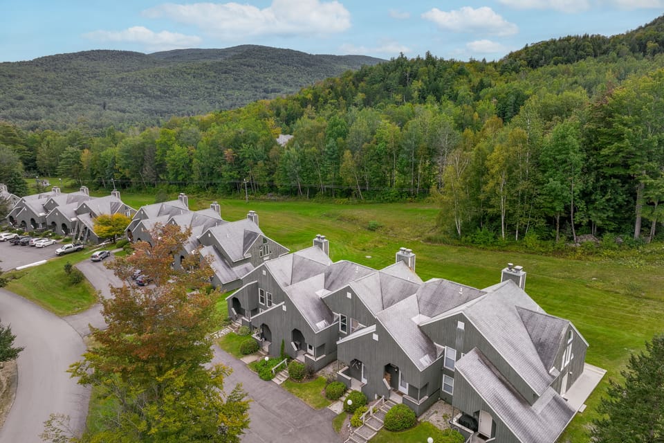 Mid-Century Tenney Mountain Condo Near Hiking Apartment in Plymouth