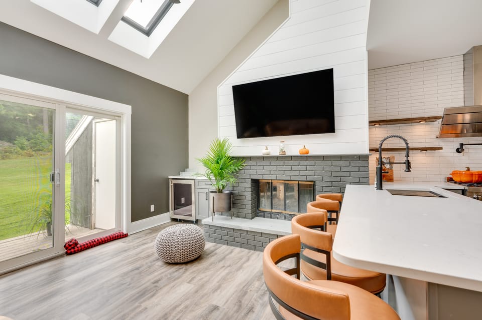 Mid-Century Tenney Mountain Condo Near Hiking Apartment in Plymouth