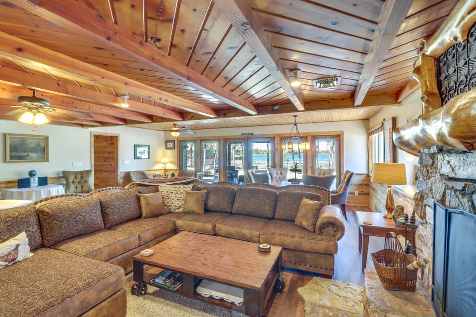 Fire Pit & Grill: Waterfront Cabin in Lakeside! House in Rainbow Lake