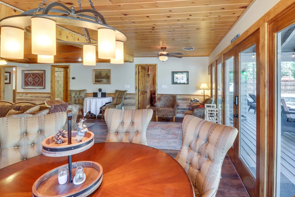 Fire Pit & Grill: Waterfront Cabin in Lakeside! House in Rainbow Lake