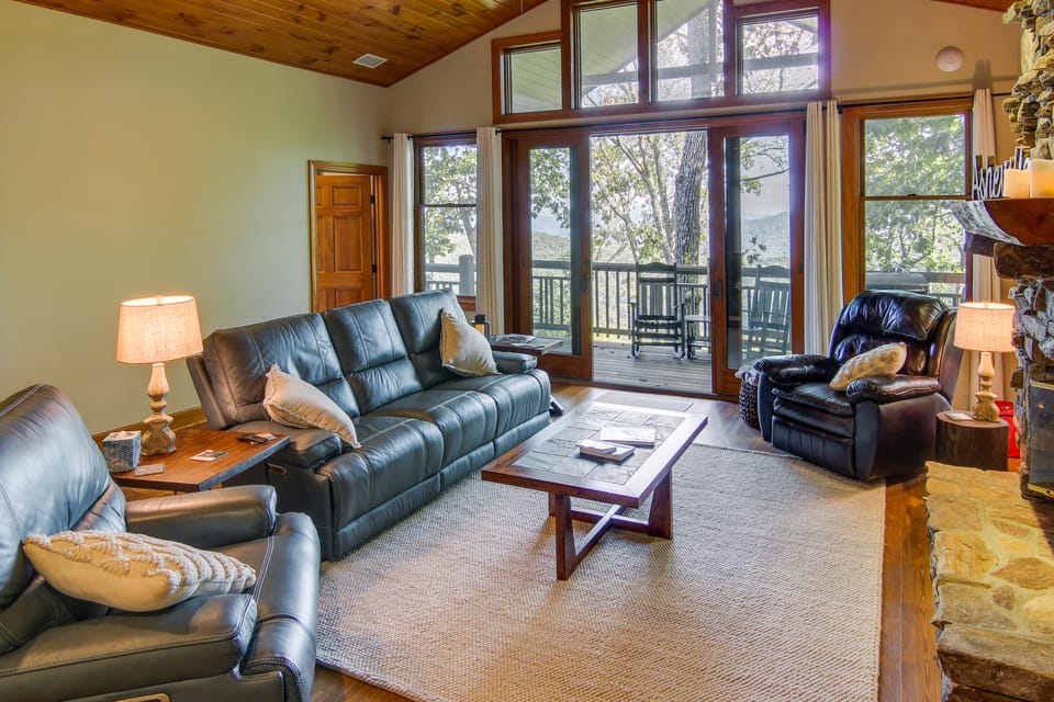 Mtn-View Condo w/ Screened Porch in Burnsville! Apartment in Tennessee