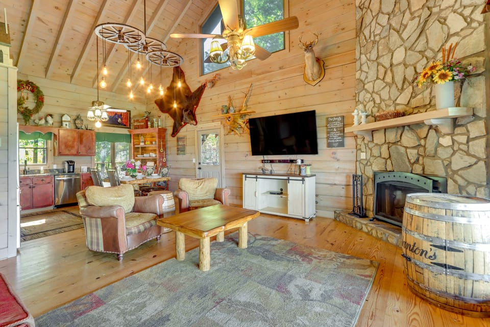 Cozy Cherry Log Cabin w/ Hot Tub & Mountain Views! House in Georgia