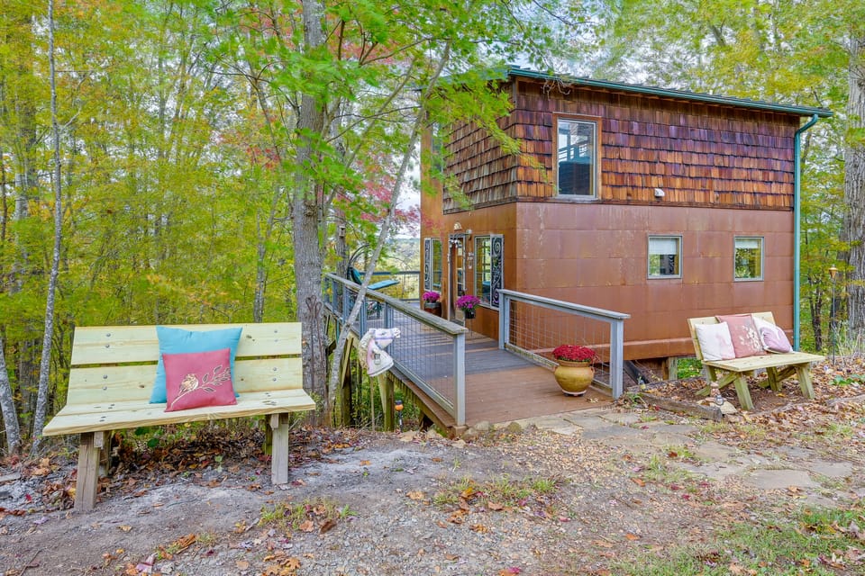 Yadkin River 'Treehouse'~ Miles of Trails On-Site Apartment in North Carolina