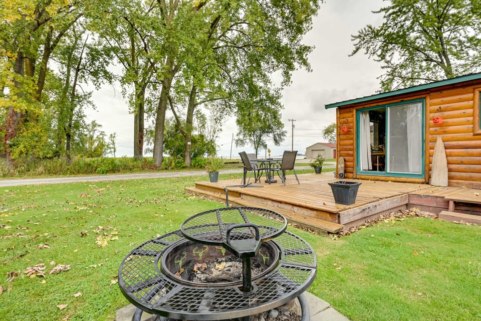 Cozy Bay City Abode w/ Deck & Fire Pit, Near Lakes House in Michigan