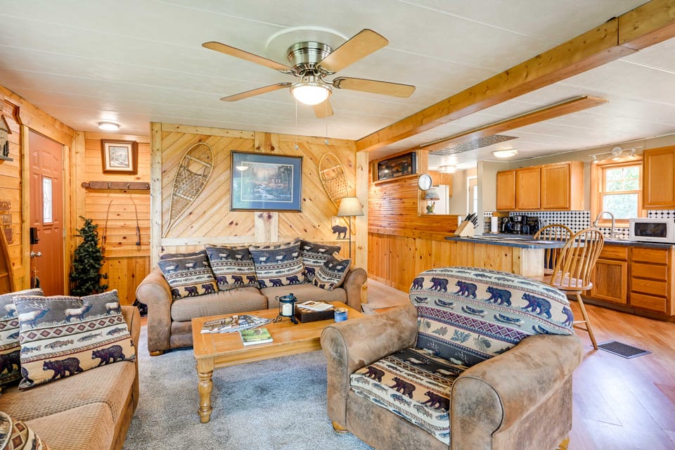 Cozy Bay City Abode w/ Deck & Fire Pit, Near Lakes House in Michigan