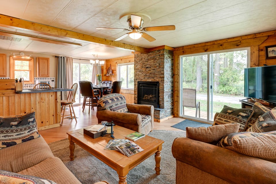 Cozy Bay City Abode w/ Deck & Fire Pit, Near Lakes House in Michigan