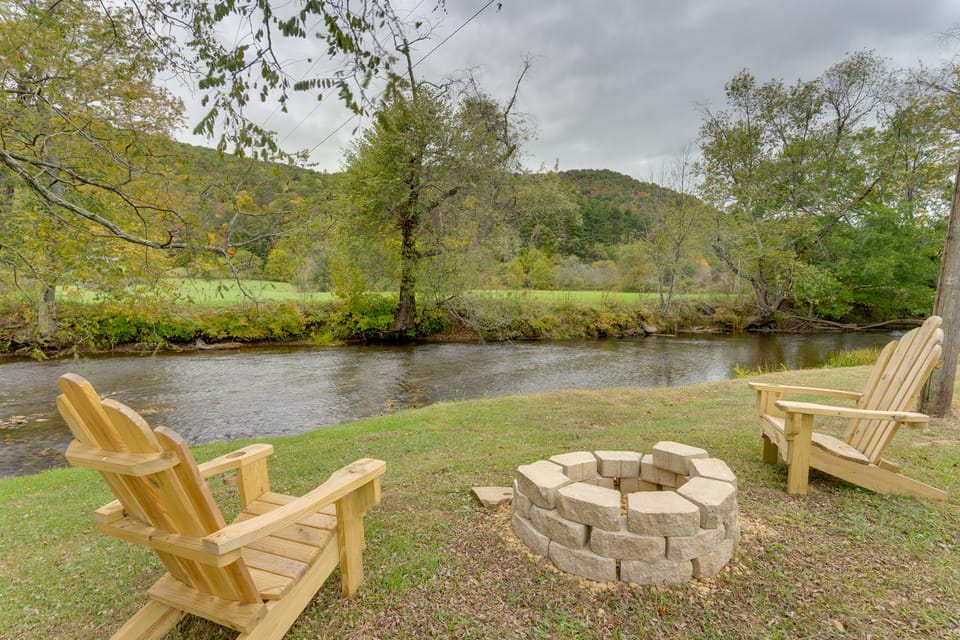 Hiawassee Riverfront Cabin: 7 Mi to Lake Chatuge! House in Georgia