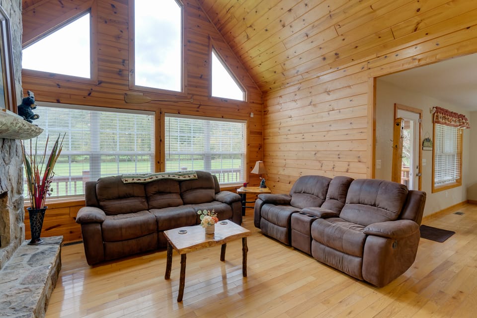 Hiawassee Riverfront Cabin: 7 Mi to Lake Chatuge! House in Georgia