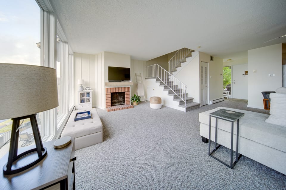 Lakeside Retreat in Dewittville w/ Pool Access! Apartment in Lake Erie