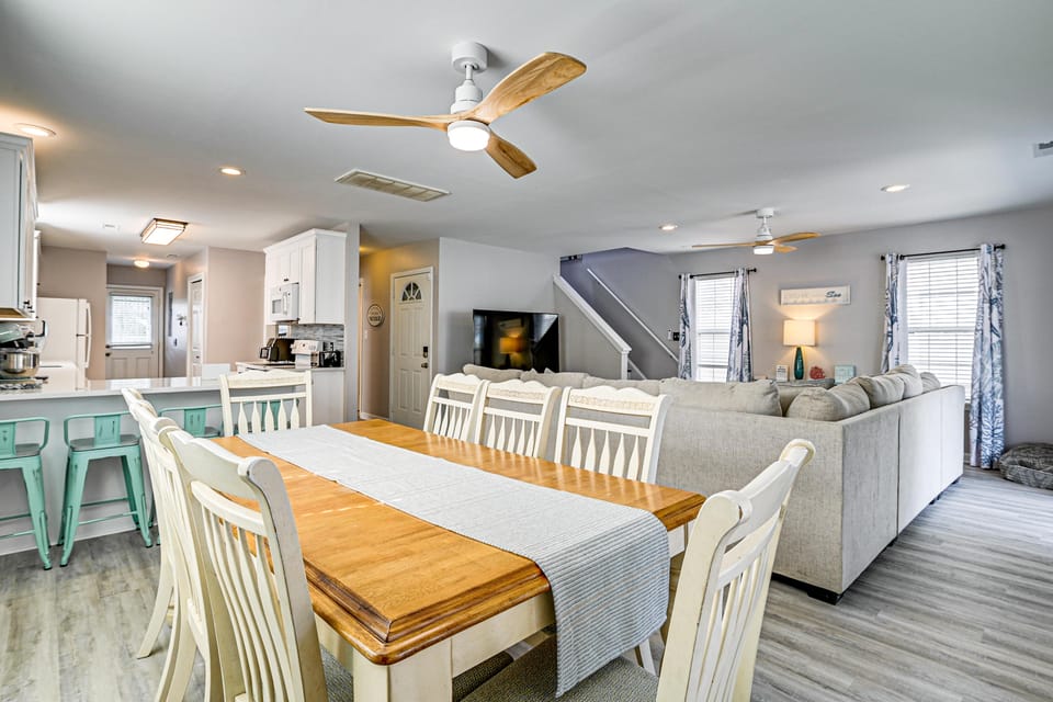 Walk to Ocean: Surfside Beach Gem w/ Private Pool House in Surfside Beach