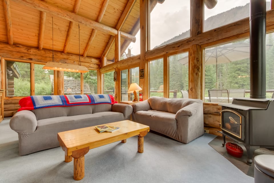 Scenic Montana Cabin Rental ~ 1 Mi to Yellowstone! House in Cooke City-Silver Gate