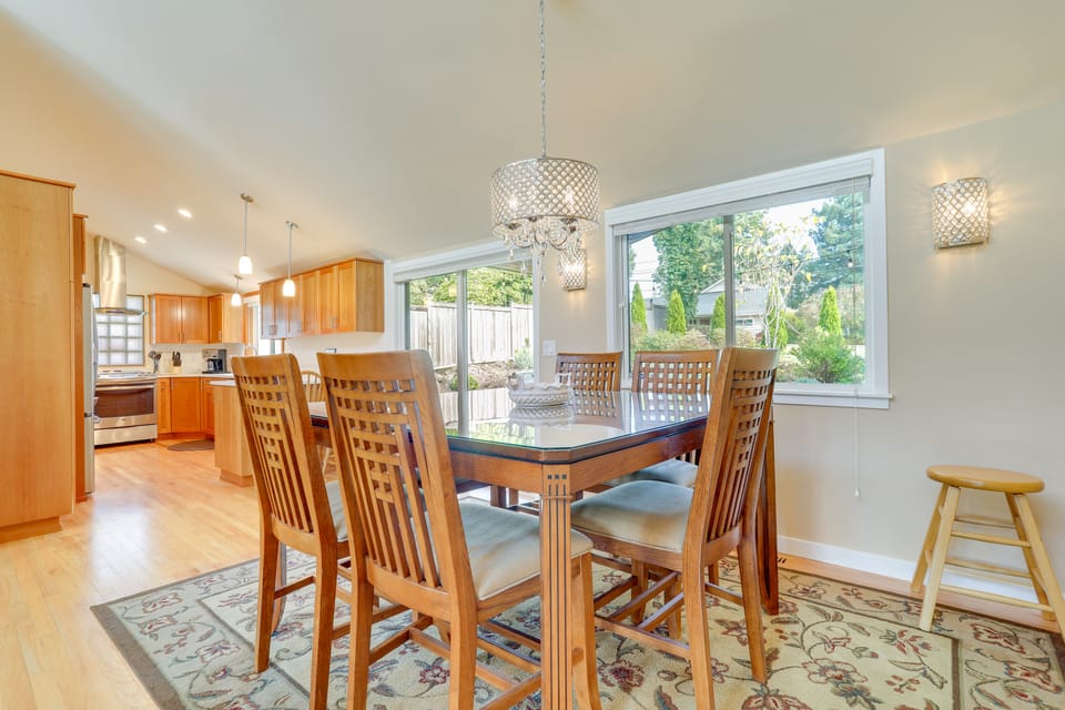 Near Eats & Brews! Beautiful Seattle Home w/ Patio House in Burien
