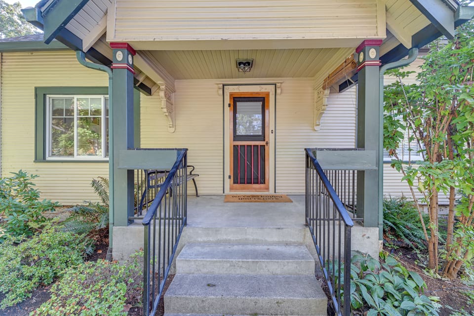 Cozy Grants Pass Home ~ 9 Mi to Rogue River Access House in Grants Pass