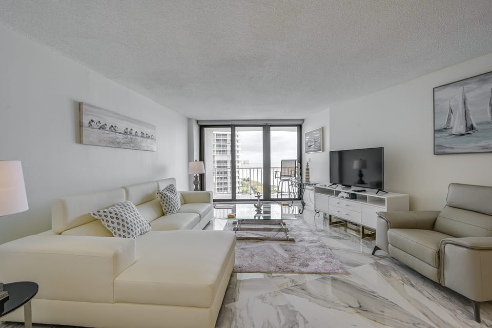 Beachfront Marco Island Condo w/ Pool Access! Apartment in Marco Island