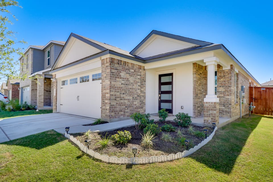 Hutto Getaway w/ Yard, 9 Mi to Lake Pflugerville! House in Rio Grande
