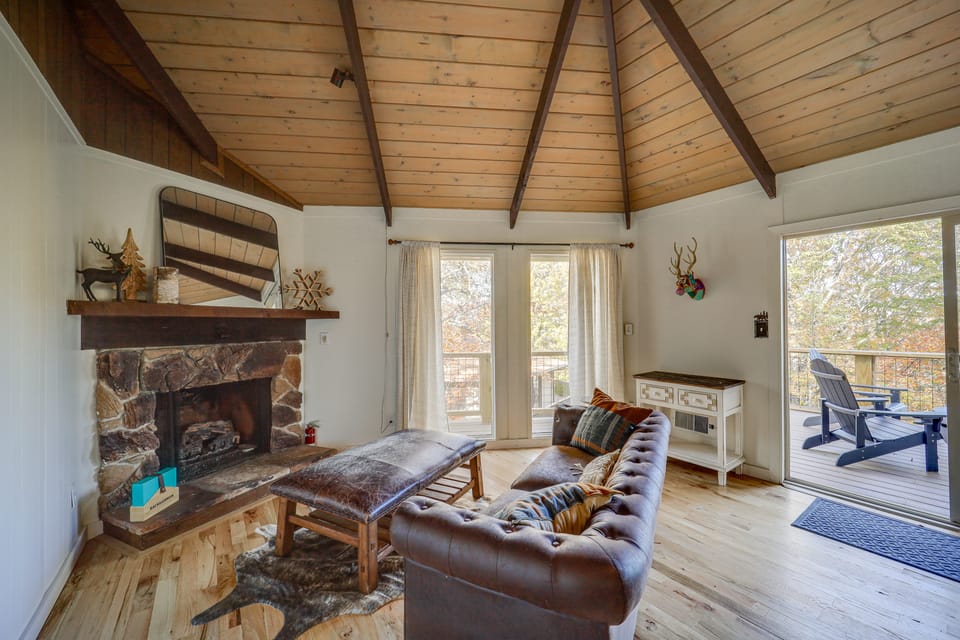 Hike & Ski! Cabin w/ Hot Tub in Beech Mountain House in Beech Mountain