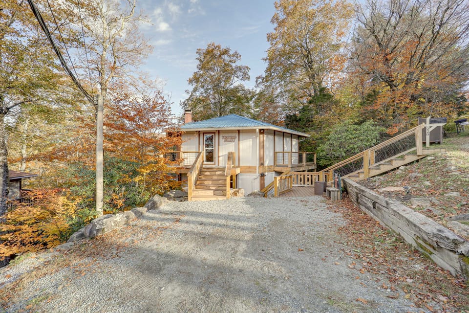 Hike & Ski! Cabin w/ Hot Tub in Beech Mountain House in Beech Mountain