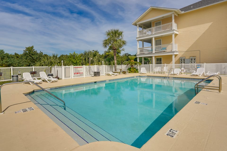 Charming PCB Condo w/ Balcony: Walk to Beach! Apartment in Panama City Beach