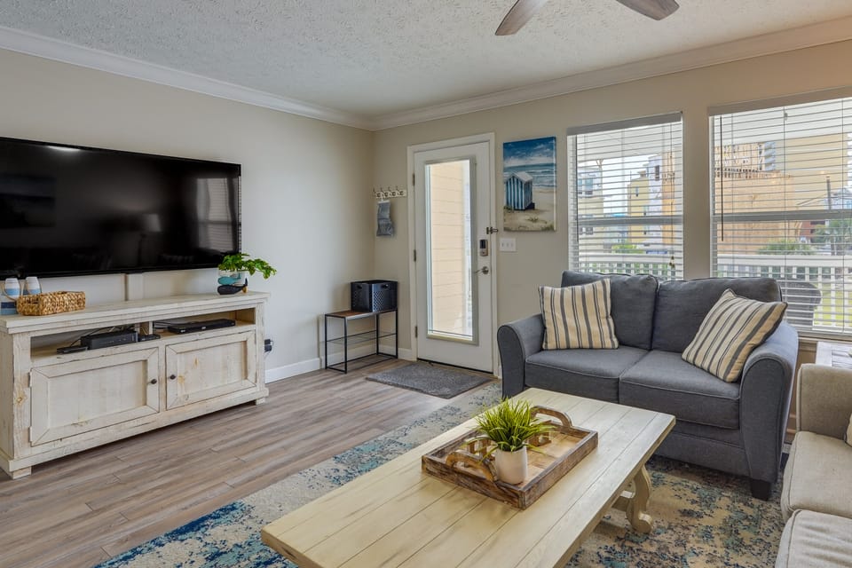 Charming PCB Condo w/ Balcony: Walk to Beach! Apartment in Panama City Beach