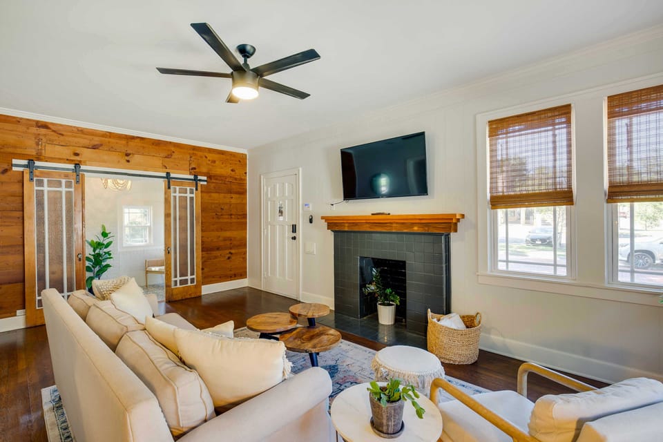 Walk to Dtwn: 'Tyler Tudor' w/ Backyard House in Tyler