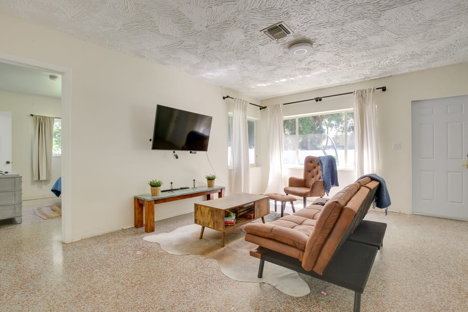 Steps to Deerfield Beach: Home w/ Private Patio! Cottage in Deerfield Beach