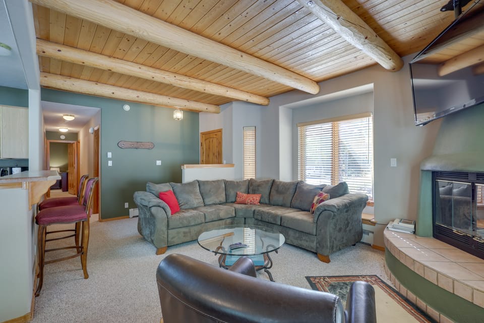 Amalia Mountain Getaway w/ Deck, Fireplace! House in New Mexico