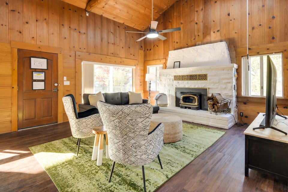 Waterfront Mariposa Vacation Rental w/ Hot Tub House in Sierra Nevada