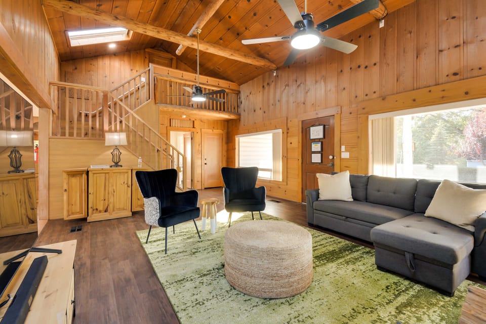 Waterfront Mariposa Vacation Rental w/ Hot Tub House in Sierra Nevada