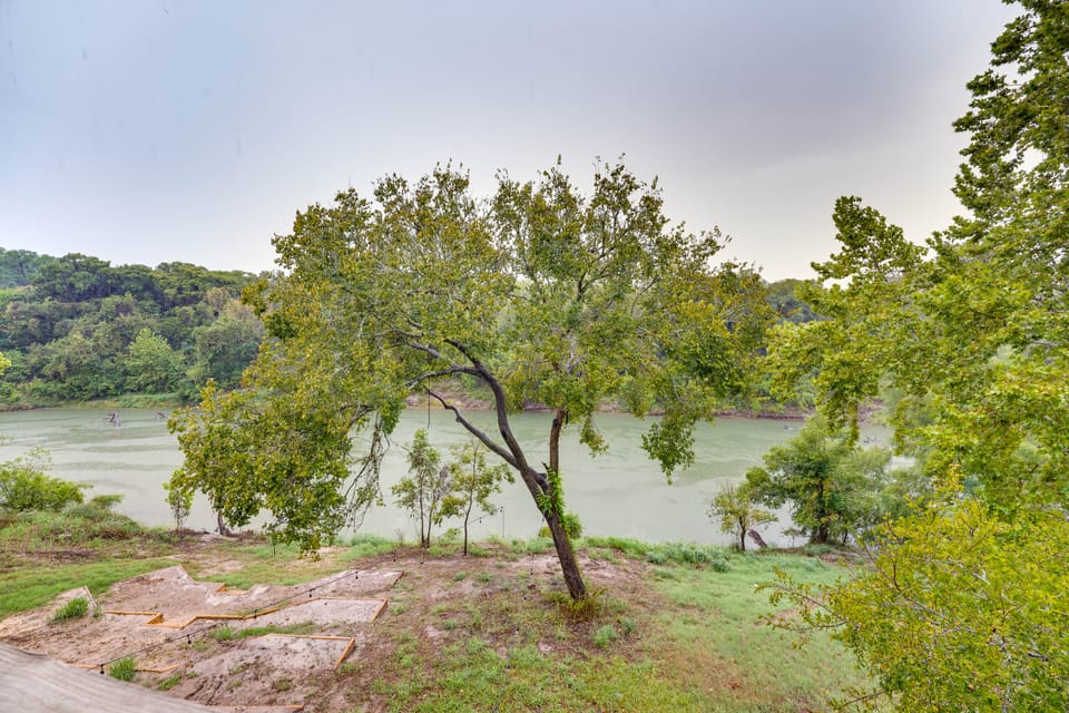 Riverfront Cuero Vacation Home w/ Spacious Deck! House in Rio Grande