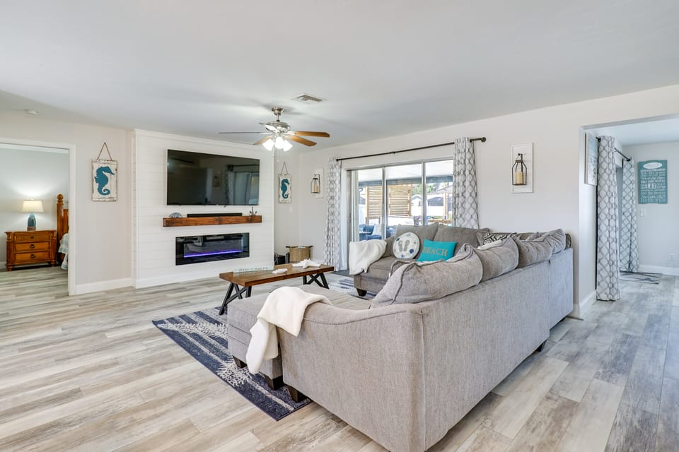 Hot Tub, Pool & Putting Green: Cape Coral Oasis! House in Cape Coral